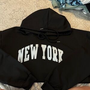 Black New York cropped Hoodie